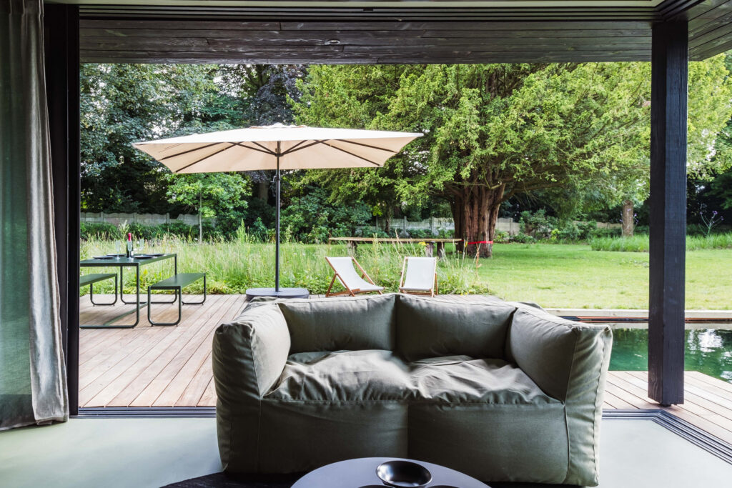 terras bnb poolhouse foto @architectuurfotograaf Sacha Jennis