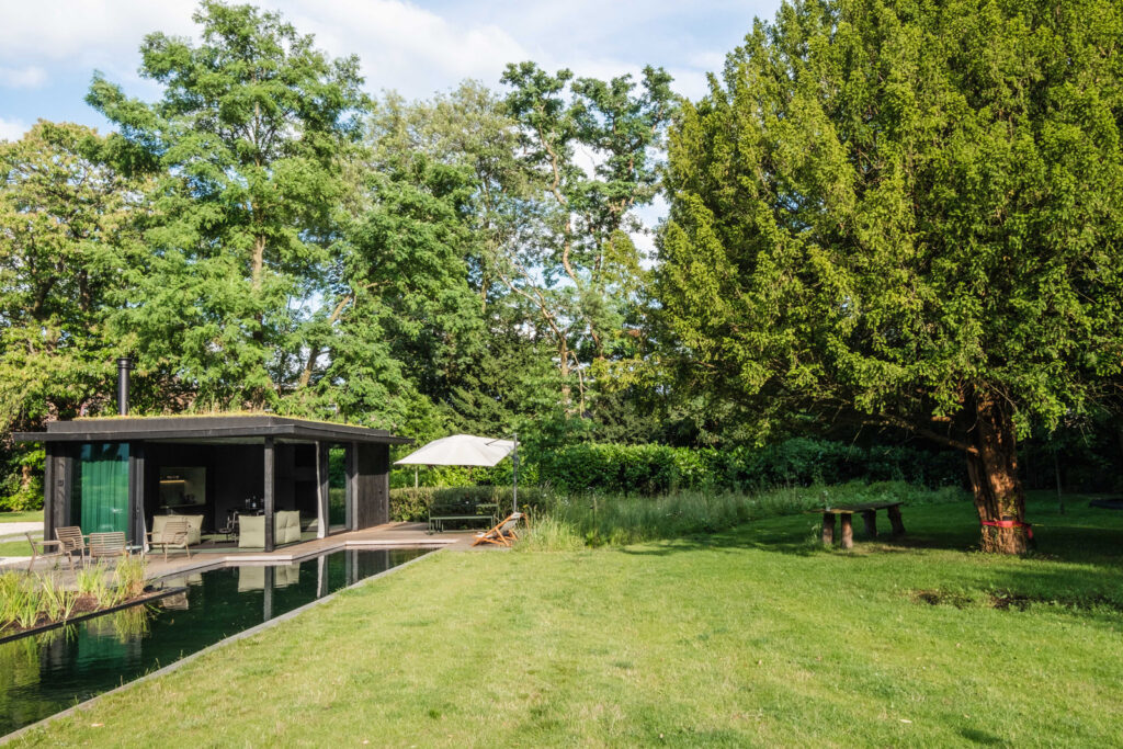 zwemvijver naast poolhouse foto @architectuurfotograaf Sacha Jennis