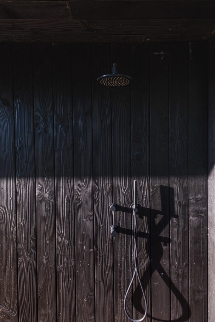 poolhouse zwart hout buitendouche foto @architectuurfotograaf Sacha Jennis